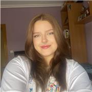 Chica joven con experienda dando clases particulares de inglés a niños de entre 6 y 12 años